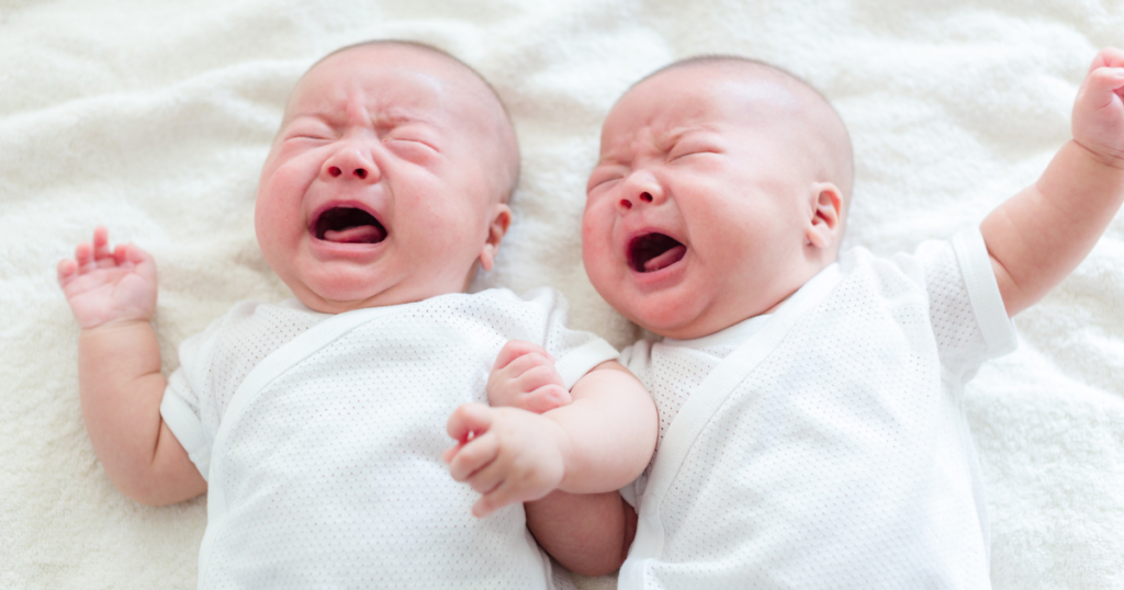 Votre bébé pleure-t-il régulièrement, même s'il n'a aucun problème médical sous-jacent et que vous sentez que tous ses besoins fondamentaux sont satisfaits? Vous sentez-vous impuissants face aux pleurs de votre bébé? Oui? Voici les 3 moyens les plus efficaces (dont 2 méconnus) pour arrêter rapidement les pleurs de votre bébé sans recourir à des méthodes de violences éducatives nocives pour les bébés. Ces trucs épatants sont basés sur la science dont l’anthropologie de l’enfance… Clique ici: BEBE PLEURE TROP? 😢🆘 3 TRUCS ÉPATANTS POUR VITE ARRÊTER LES PLEURS DE BÉBÉ (la nuit et le jour) 👶 https://youtu.be/LB-GrkKnza4 Ton amie mama, Marie-Eve xx P.S. As-tu découvert l’Académie gratuite pour offrir le meilleur à ton petit amour? C’est ici: https://jematerne.com/abonnement/academie-je-materne-niveau-de-base/